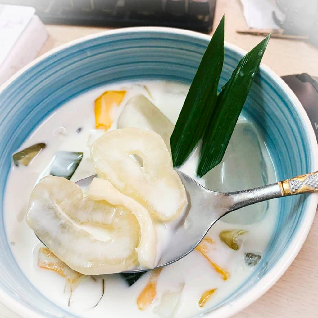 Enjoy Hue’s sweet dessert with creamy flavors